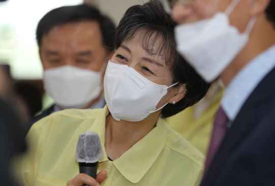 박순애 부총리 겸 교육부장관이 3일 오후 광주 서구 서석고에서 학생들을 만나고 있다. <연합뉴스>